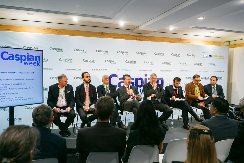 Participants of the roundtable on peace-making in Afghanistan on stage